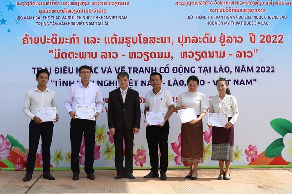 Khai mạc Trại điêu khắc và vẽ tranh cổ động tại Lào - Anh 4
