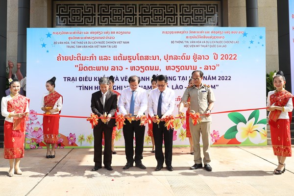 Khai mạc Trại điêu khắc và vẽ tranh cổ động tại Lào - Anh 1