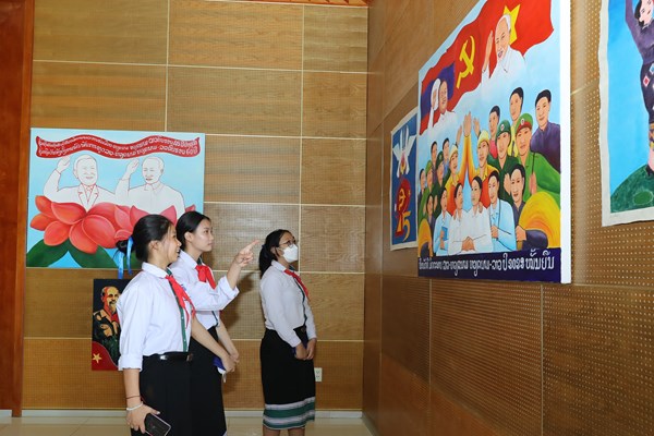 Khai mạc Trại điêu khắc và vẽ tranh cổ động tại Lào - Anh 6