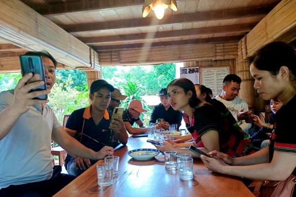 Bà con dân tộc thiểu số học marketing du lịch sinh thái - Anh 2