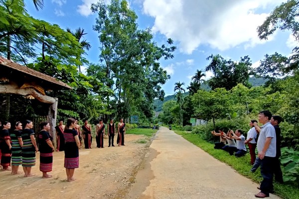 Bà con dân tộc thiểu số học marketing du lịch sinh thái - Anh 3