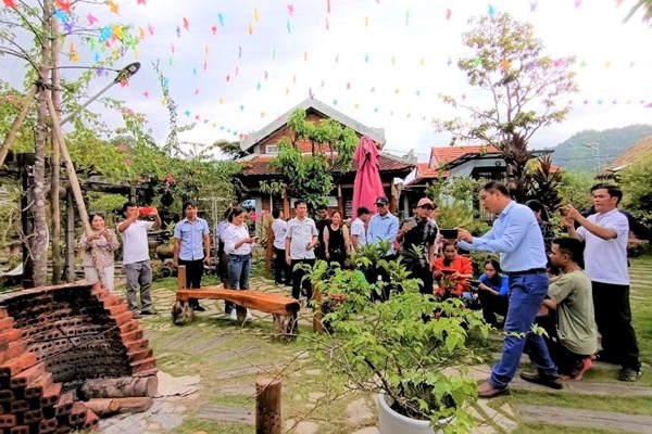 Bà con dân tộc thiểu số học marketing du lịch sinh thái - Anh 1