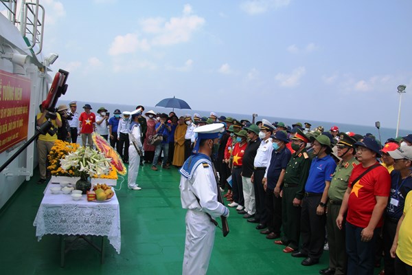 Hướng tới kỷ niệm 75 năm Ngày Thương binh - Liệt sĩ: Mẹ vẫn đợi con về - Anh 2
