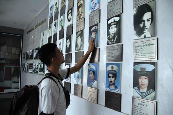 Hướng tới kỷ niệm 75 năm Ngày Thương binh - Liệt sĩ: Mẹ vẫn đợi con về - Anh 1