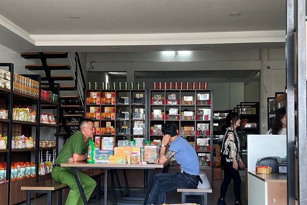 Lâm Đồng tịch thu nhiều mặt hàng đặc sản Đà Lạt không rõ nguồn gốc - Anh 1
