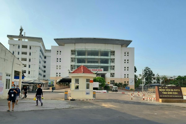 Bình Định: Hàng loạt nhân viên y tế xin thôi việc, bỏ việc - Anh 2