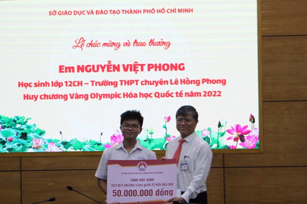 TP.HCM: 'Thưởng nóng' cho học sinh đoạt giải vàng Olympic quốc tế - Anh 1