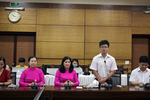 TP.HCM: 'Thưởng nóng' cho học sinh đoạt giải vàng Olympic quốc tế - Anh 2