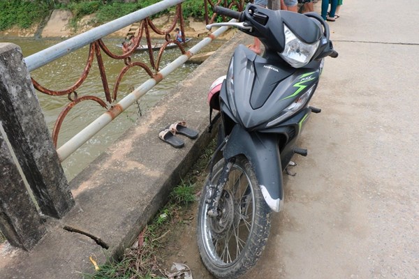 Quảng Ngãi: Tìm thấy thi thể người phụ nữ trẻ nhảy cầu tự tử - Anh 2