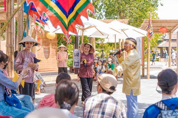 Du khách háo hức “check in” tinh hoa lễ hội truyền thống tại VinWonders Nam Hội An - Anh 2