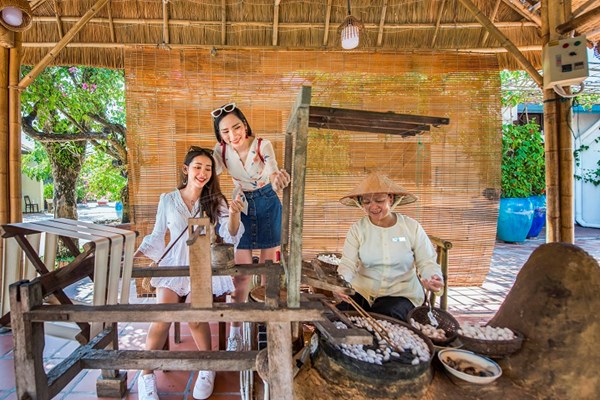 Du khách háo hức “check in” tinh hoa lễ hội truyền thống tại VinWonders Nam Hội An - Anh 5
