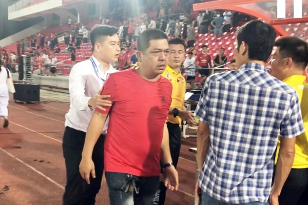 Nhổ nước bọt vào mặt trọng tài, CĐV bị cấm đến sân 3 năm - Anh 1