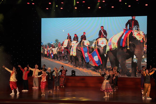 Đêm nghệ thuật của các nghệ sĩ Quốc gia Lào tại Đà Nẵng - Anh 4