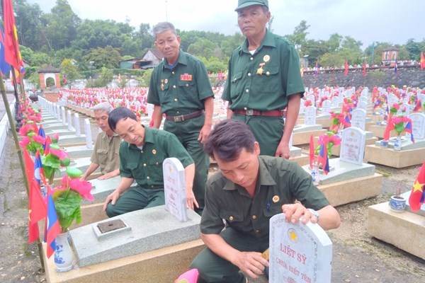 Dòng người về với Ngĩa trang Liệt sĩ Quốc tế Việt – Lào tri ân các Anh hùng liệt sĩ - Anh 1