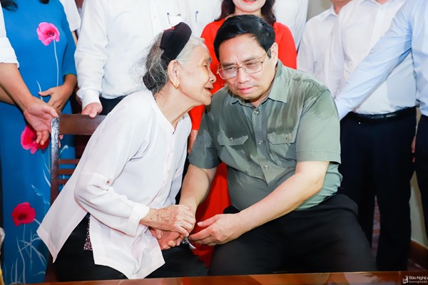 Thủ tướng dâng hương hoa tưởng niệm Chủ tịch Hồ Chí Minh và các AHLS Nghĩa trang Liệt sĩ Quốc tế Việt – Lào - Anh 13