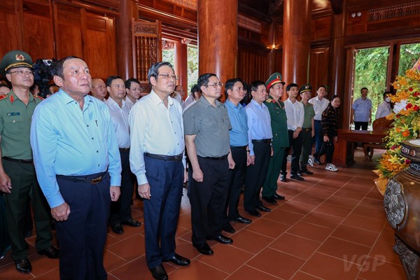 Thủ tướng dâng hương hoa tưởng niệm Chủ tịch Hồ Chí Minh và các AHLS Nghĩa trang Liệt sĩ Quốc tế Việt – Lào - Anh 15