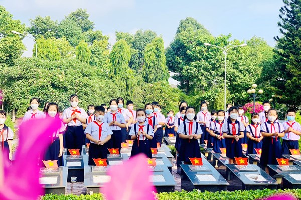 Triển lãm “75 năm đền ơn đáp nghĩa” - Anh 3