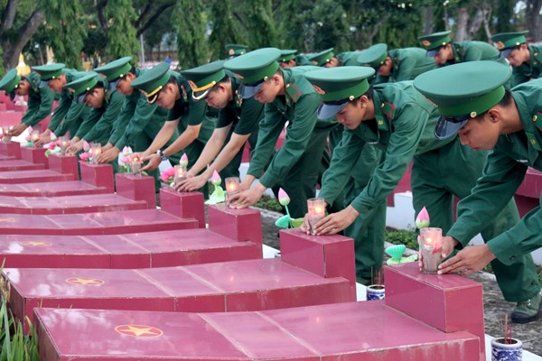Triển lãm “75 năm đền ơn đáp nghĩa” - Anh 1