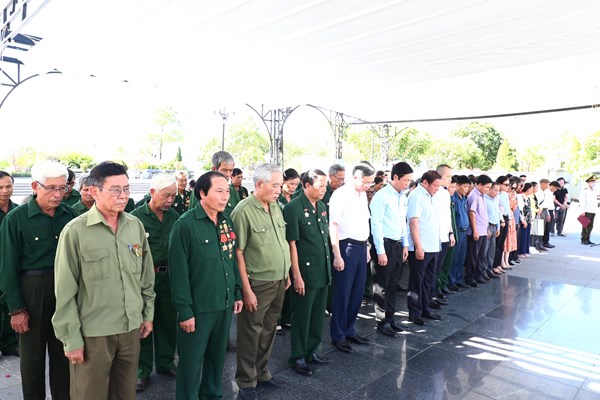 Bộ trưởng Nguyễn Văn Hùng tri ân các Anh hùng liệt sĩ, người có công với cách mạng - Anh 2