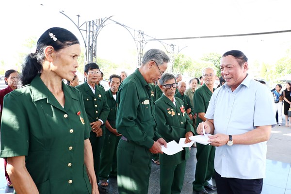 Bộ trưởng Nguyễn Văn Hùng tri ân các Anh hùng liệt sĩ, người có công với cách mạng - Anh 5