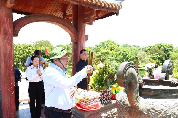 Bộ trưởng Nguyễn Văn Hùng tri ân các Anh hùng liệt sĩ, người có công với cách mạng - Anh 3