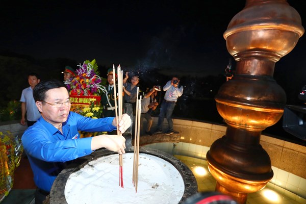 Thắp nến tri ân các Anh hùng liệt sĩ tại Thành cổ Quảng Trị - Anh 2