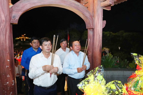 Thắp nến tri ân các Anh hùng liệt sĩ tại Thành cổ Quảng Trị - Anh 4