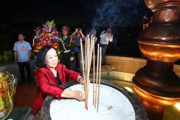 Thắp nến tri ân các Anh hùng liệt sĩ tại Thành cổ Quảng Trị - Anh 3