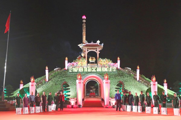 Thắp nến tri ân các Anh hùng liệt sĩ tại Thành cổ Quảng Trị - Anh 6