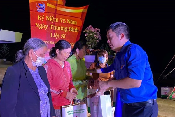 Tuổi trẻ Quảng Ngãi thắp nến tri ân các Anh hùng liệt sĩ - Anh 4
