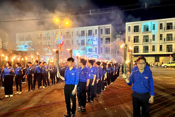 Tuổi trẻ Bình Định thắp nến tri ân các anh hùng liệt sĩ - Anh 1
