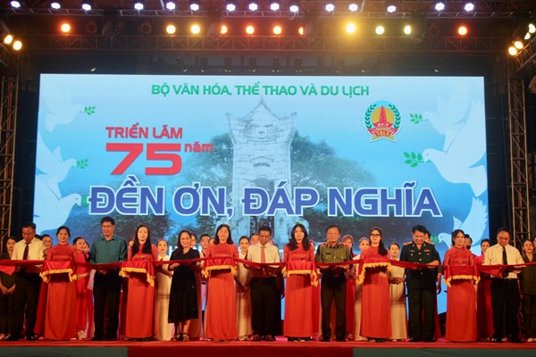 Khai mạc triển lãm 