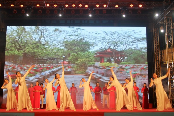 Khai mạc triển lãm 