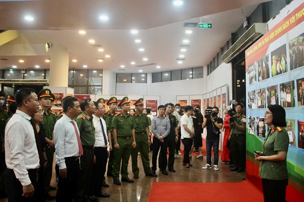 Khai mạc triển lãm 