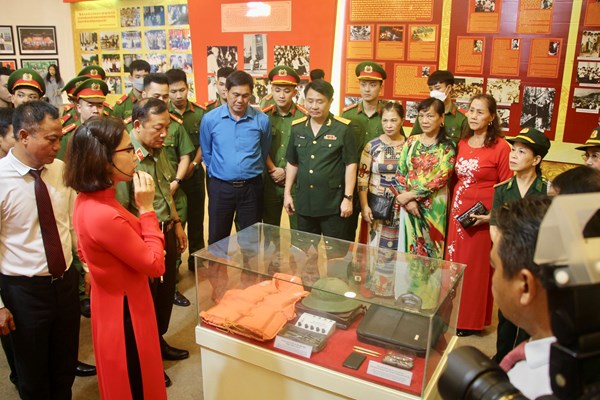 Khai mạc triển lãm 