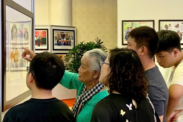 Khai mạc triển lãm 