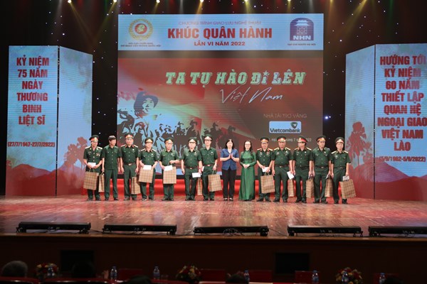 Sâu lắng đêm nghệ thuật “Ta tự hào đi lên - Việt Nam” - Anh 5