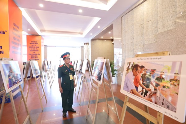 75 ảnh ấn tượng tại chuyên đề “Hà Nội- Tiếp nối truyền thống Uống nước nhớ nguồn” - Anh 3