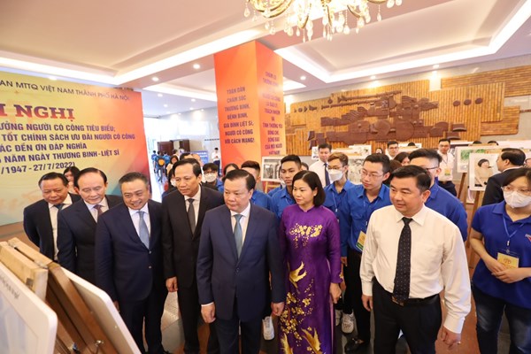 75 ảnh ấn tượng tại chuyên đề “Hà Nội- Tiếp nối truyền thống Uống nước nhớ nguồn” - Anh 1
