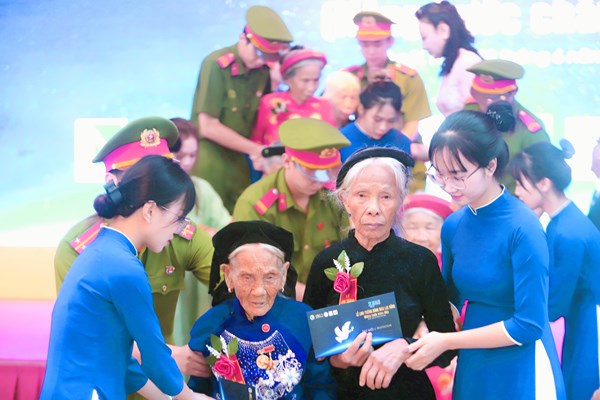 75 ảnh ấn tượng tại chuyên đề “Hà Nội- Tiếp nối truyền thống Uống nước nhớ nguồn” - Anh 6