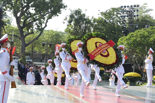Lãnh đạo Đảng, Nhà nước dâng hương tưởng niệm các anh hùng liệt sĩ - Anh 3
