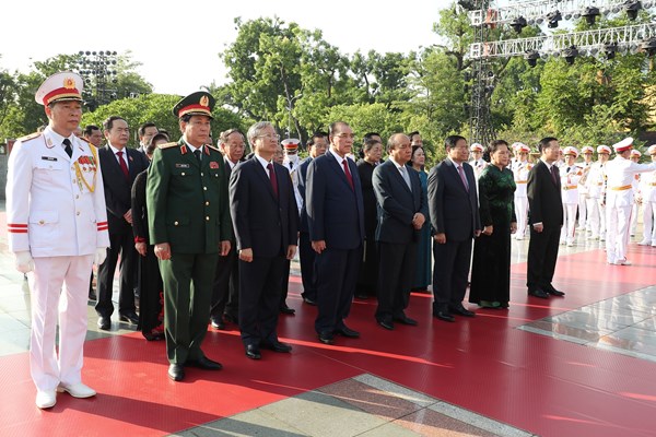Lãnh đạo Đảng, Nhà nước dâng hương tưởng niệm các anh hùng liệt sĩ - Anh 4
