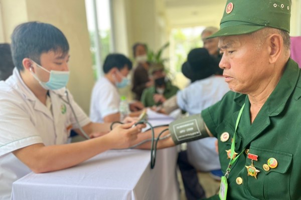 Khám bệnh, tặng quà và tri ân người có công, gia đình chính sách - Anh 1