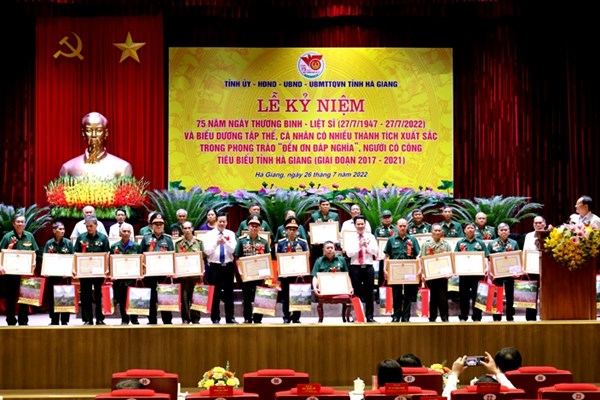 Hà Giang: Biểu dương tập thể, cá nhân tiêu biểu trong phong trào 'Đền ơn đáp nghĩa' - Anh 1