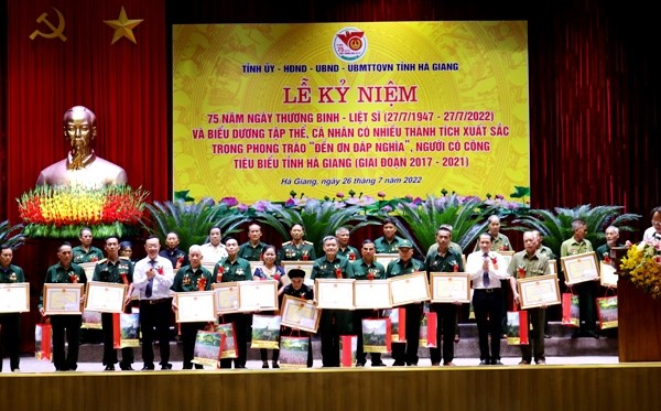 Hà Giang: Biểu dương tập thể, cá nhân tiêu biểu trong phong trào 'Đền ơn đáp nghĩa' - Anh 2