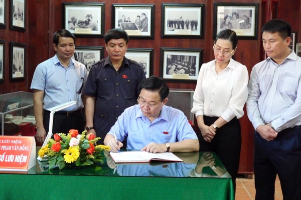 Chủ tịch Quốc hội: Quảng Ngãi cần quan tâm đầu tư cho văn hóa, giáo dục... - Anh 5