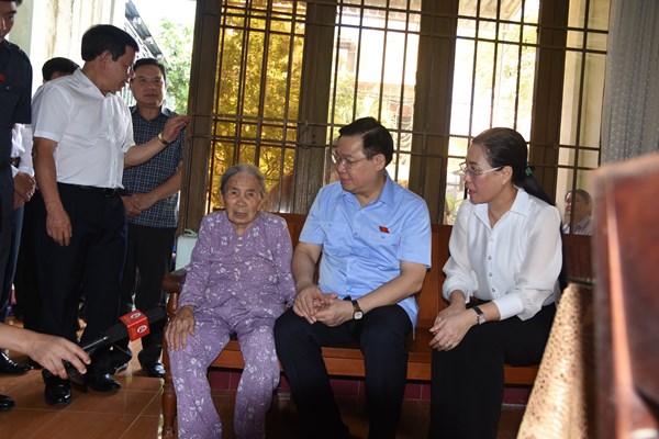 Chủ tịch Quốc hội: Quảng Ngãi cần quan tâm đầu tư cho văn hóa, giáo dục... - Anh 3