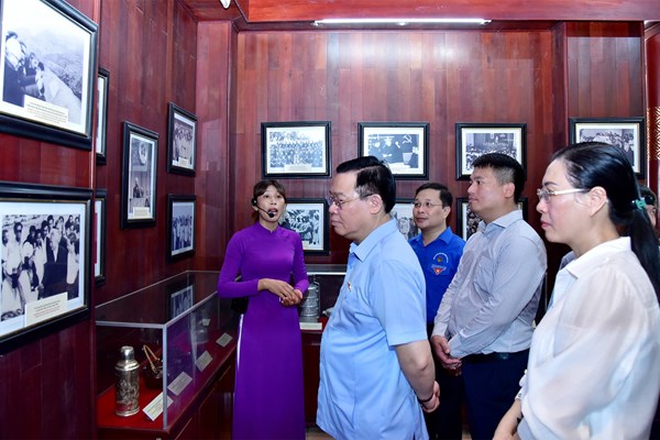 Chủ tịch Quốc hội: Quảng Ngãi cần quan tâm đầu tư cho văn hóa, giáo dục... - Anh 4