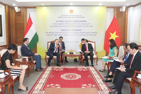 Trao tặng Kỷ niệm chương “Vì sự nghiệp Văn hoá, Thể thao và Du lịch” cho Đại sứ Đặc mệnh toàn quyền Hungary tại Việt Nam - Anh 1