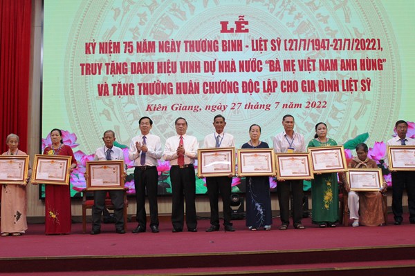 Truy tặng danh hiệu “Bà mẹ Việt Nam Anh hùng” cho 19 mẹ ở Kiên Giang - Anh 1